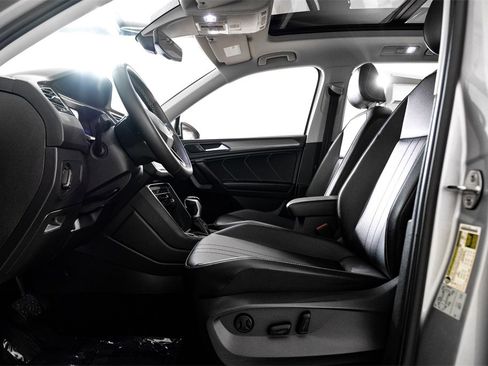 Used 2022 Volkswagen Tiguan SE image 4