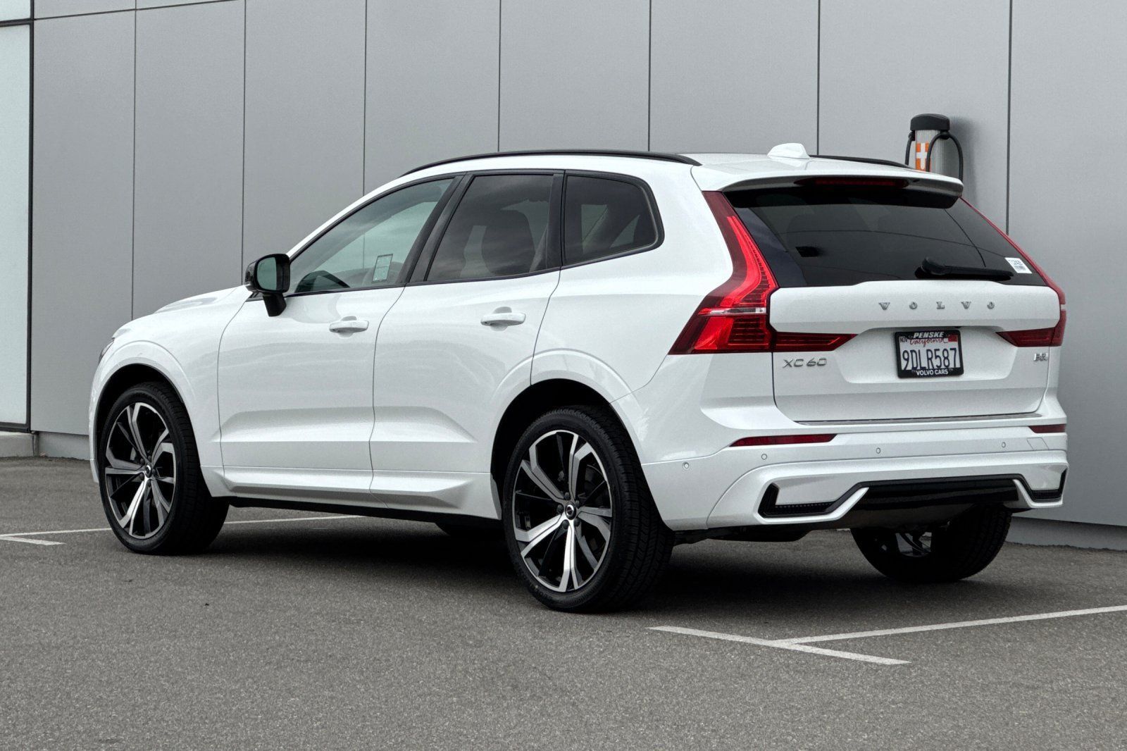 Used 2023 Volvo XC60 B5 Ultimate w/ Climate Package FWD image 3