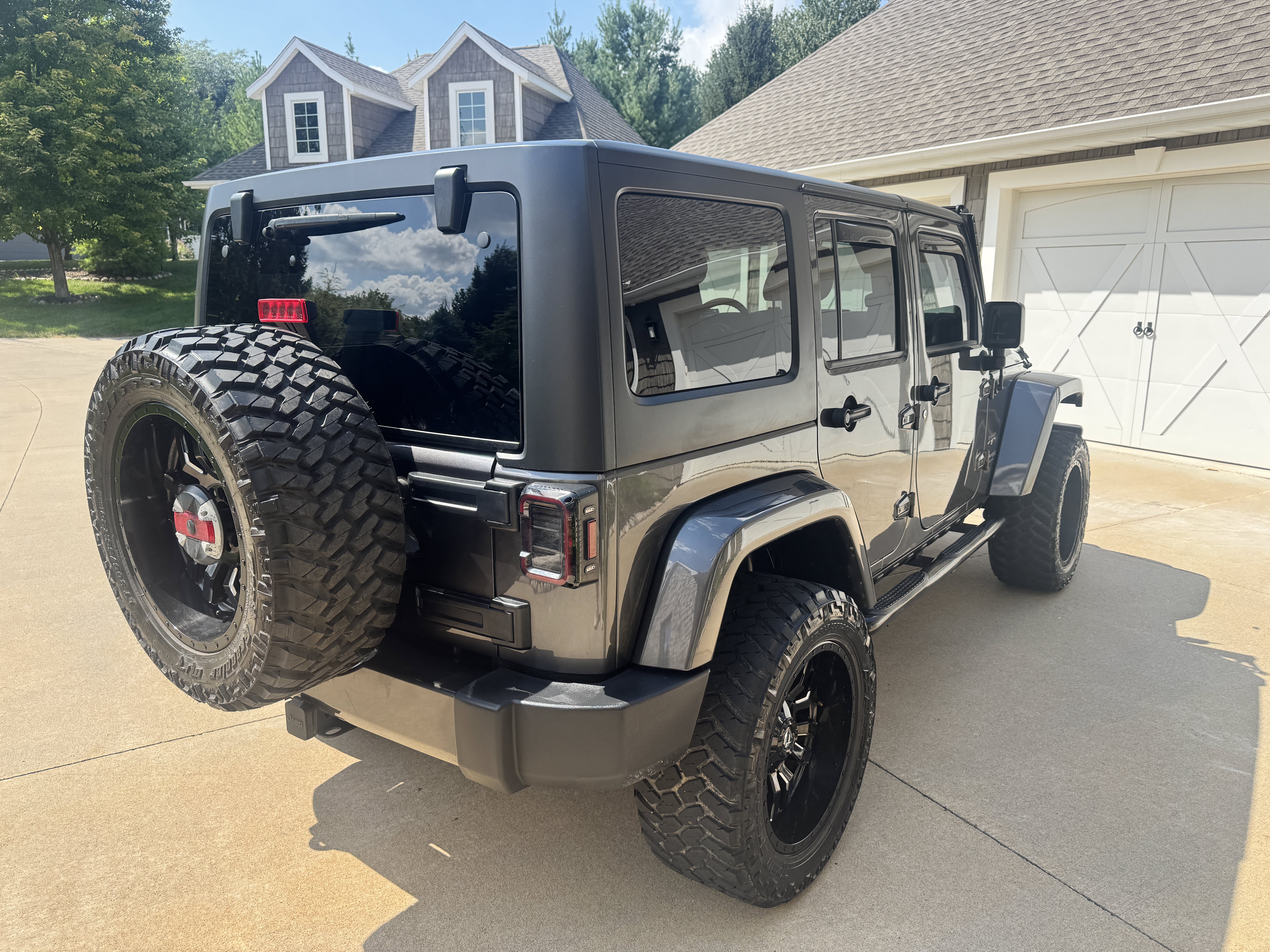 Used 2018 Jeep Wrangler Unlimited Sahara w/ Connectivity Group AWD/4WD image 7