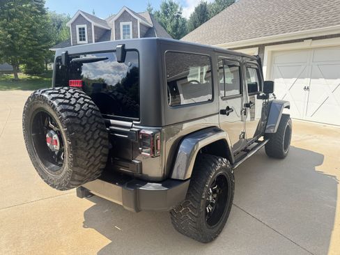 Used 2018 Jeep Wrangler Unlimited Sahara w/ Connectivity Group AWD/4WD image 7