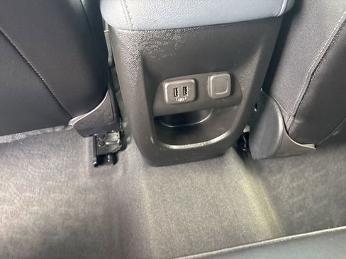 Used 2022 Chevrolet Colorado Z71 AWD/4WD image 17