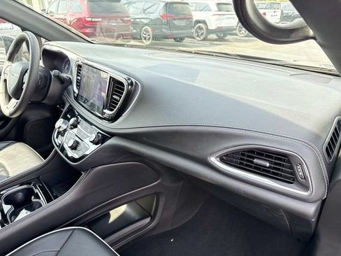 Used 2025 Chrysler Pacifica Limited FWD image 38