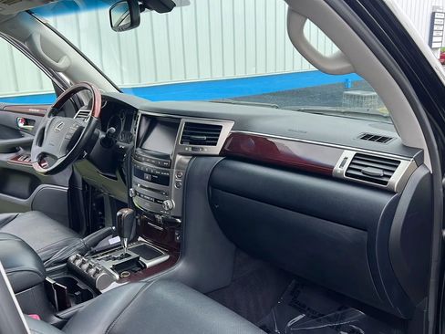 Used 2013 Lexus LX 570 4WD w/ Luxury Pkg image 23