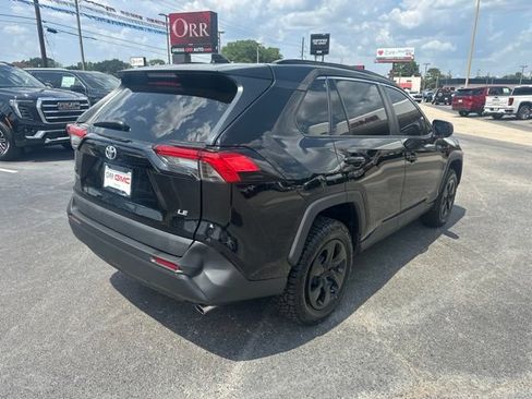 Used 2021 Toyota RAV4 LE FWD image 4