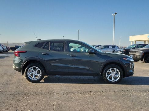 Used 2025 Chevrolet Trax LS w/ LS Convenience Package FWD image 6
