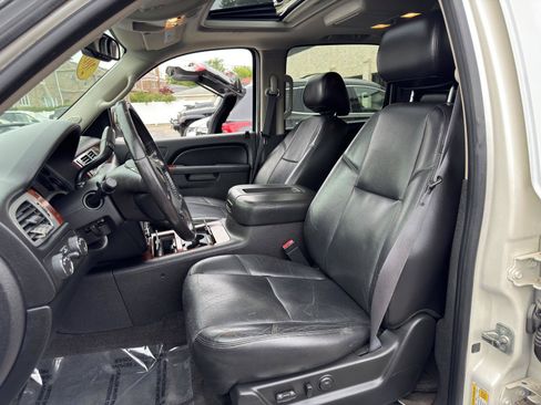 Used 2011 Chevrolet Avalanche LTZ AWD/4WD image 21