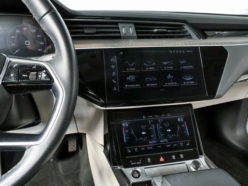 Used 2023 Audi e-tron Premium Plus w/ Premium Plus Package AWD/4WD image 13
