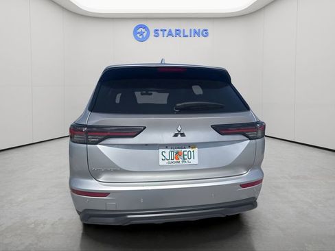 Used 2025 Mitsubishi Outlander ES FWD image 3