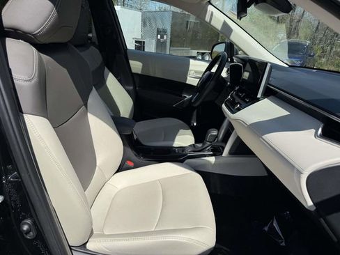 Used 2024 Toyota Corolla Cross XLE w/ Convenience Package image 7