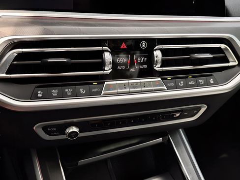 Used 2022 BMW X7 xDrive40i w/ M Sport Package AWD/4WD image 11