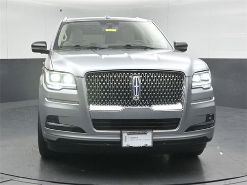 Used 2022 Lincoln Navigator Reserve image 2