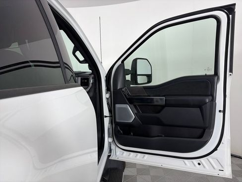 Certified 2025 Ford F450 Platinum w/ FX4 Off-Road Package image 32