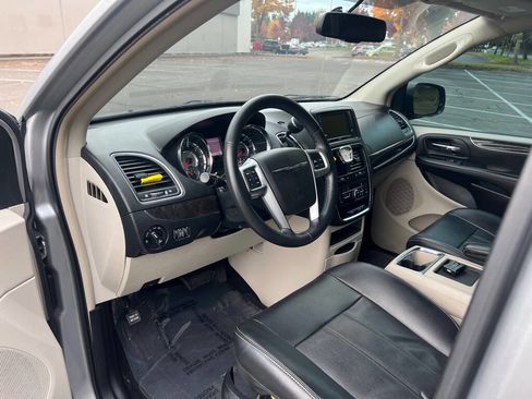 Used 2013 Chrysler Town & Country Touring image 10