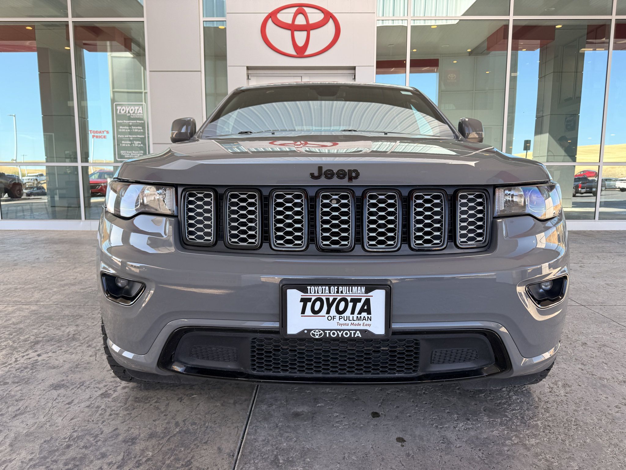 Used 2022 Jeep Grand Cherokee Laredo X RWD image 3