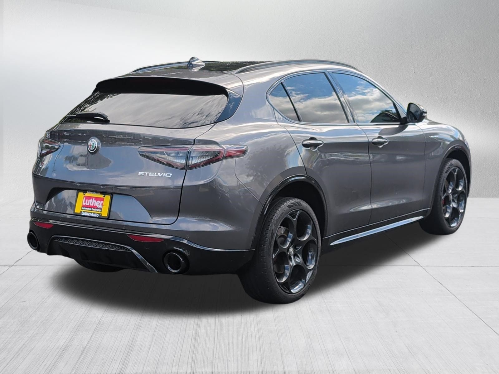 Used 2024 Alfa Romeo Stelvio Veloce AWD/4WD image 8