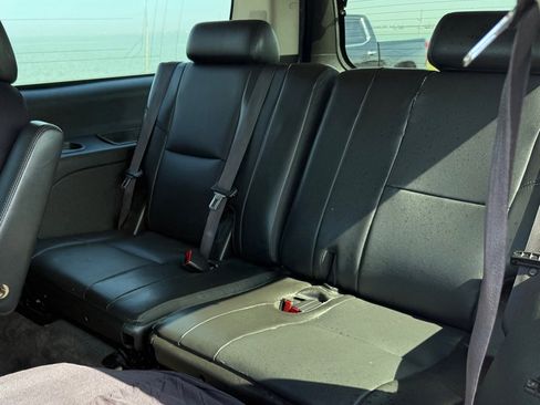Used 2013 Chevrolet Suburban LTZ RWD image 18