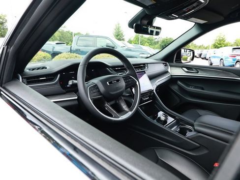 Used 2025 Jeep Grand Cherokee Limited w/ Black Appearance Package RWD image 26
