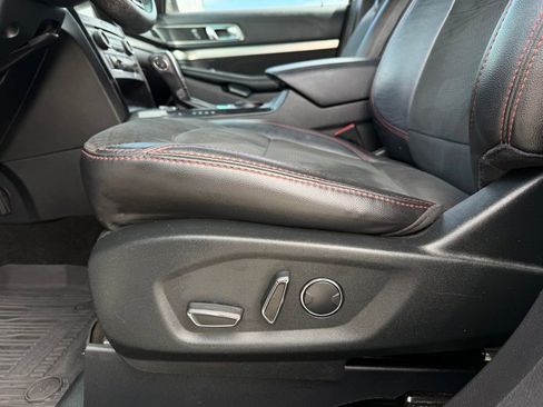 Used 2018 Ford Explorer XLT w/ Equipment Group 202A FWD image 12