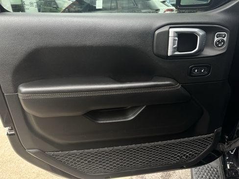 Used 2021 Jeep Wrangler Unlimited Sahara image 22