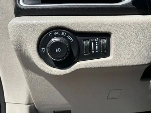 Used 2024 Chrysler Pacifica Touring-L FWD image 11