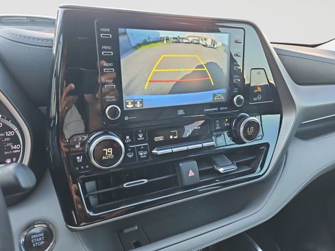 Used 2022 Toyota Highlander Limited FWD image 28