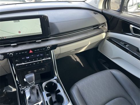 Used 2024 Kia Carnival EX image 32