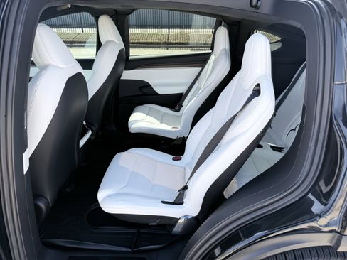 Used 2022 Tesla Model X image 34