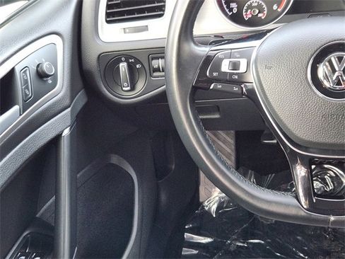 Used 2015 Volkswagen Golf TDI S image 25