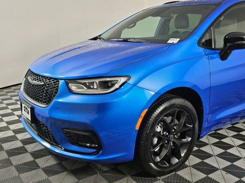 New 2026 Chrysler Pacifica Limited w/ Uconnect Theater Family Group image 11