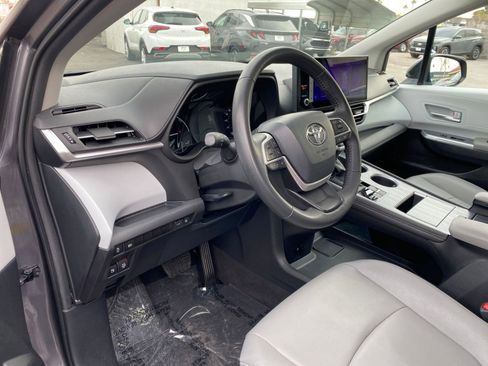 Used 2025 Toyota Sienna XLE image 39