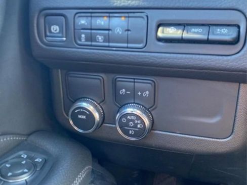 Used 2024 GMC Yukon XL Denali RWD image 17