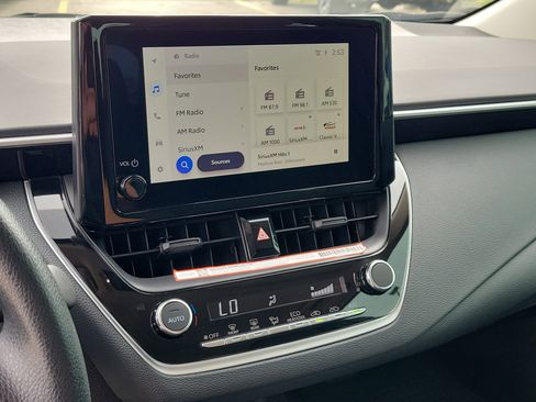 Used 2025 Toyota Corolla LE image 28