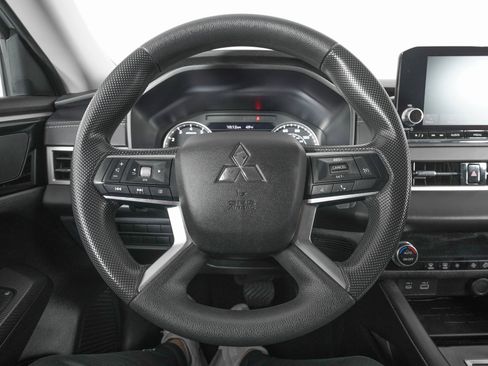 Used 2023 Mitsubishi Outlander ES image 16