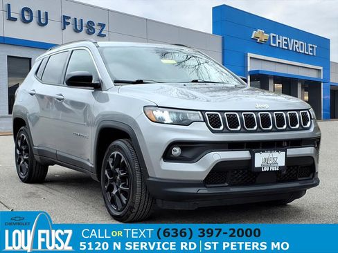 Used 2023 Jeep Compass Latitude image 1