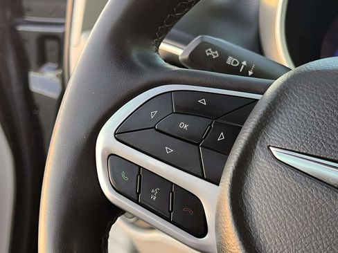 Used 2022 Chrysler Pacifica Touring-L FWD image 17