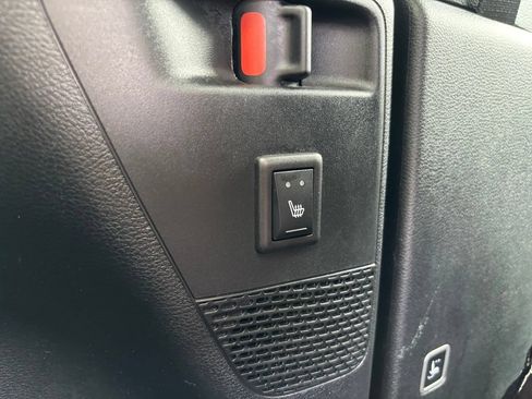 Used 2025 Chrysler Pacifica Limited FWD image 21