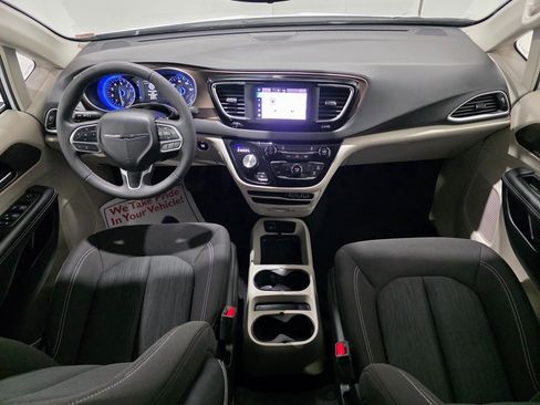 Used 2024 Chrysler Voyager LX image 31
