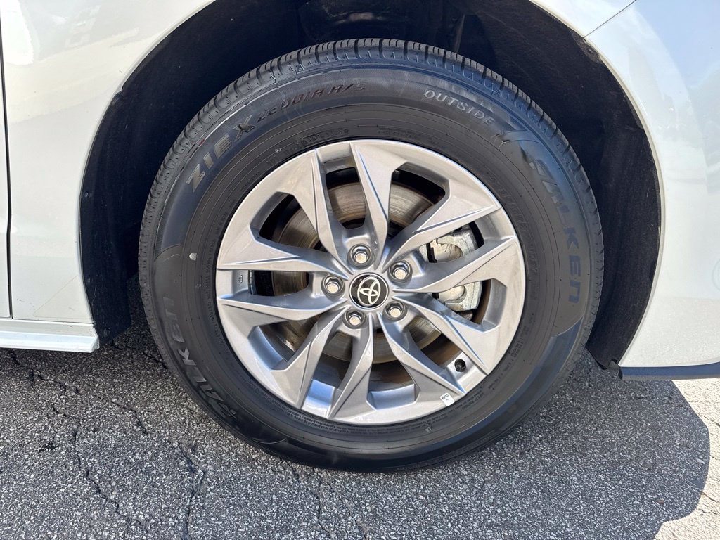 Certified 2026 Toyota Sienna XLE FWD image 38