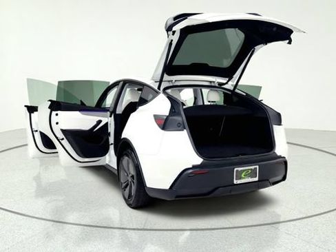 Used 2026 Tesla Model Y AWD image 16