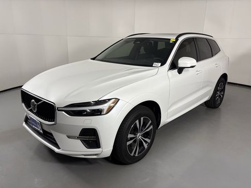 Used 2023 Volvo XC60 B5 Core image 4