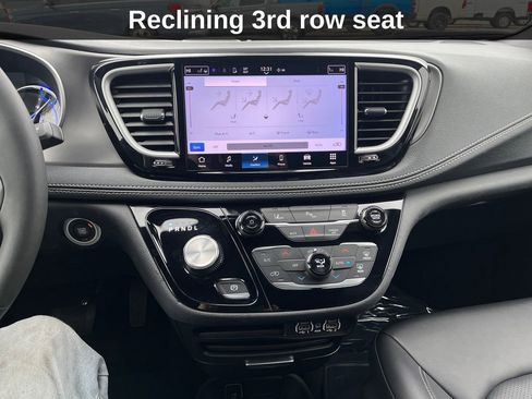 Used 2025 Chrysler Pacifica Select FWD image 24