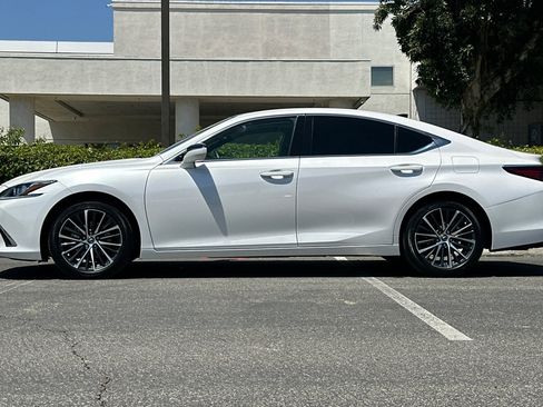 Used 2024 Lexus ES 350 w/ Premium Package FWD image 2