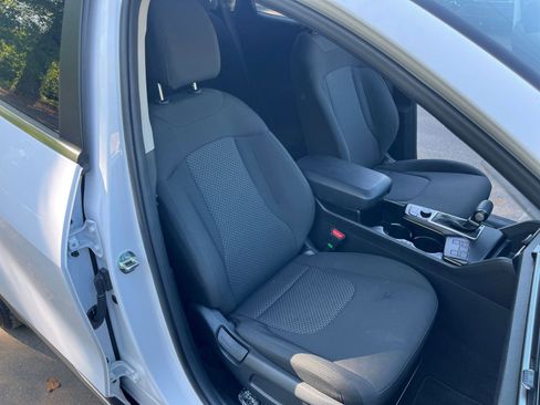 Used 2025 Kia Sportage LX image 35