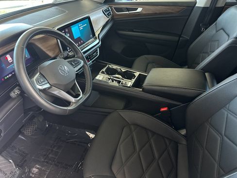 Used 2025 Volkswagen Atlas SE FWD image 11