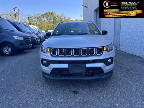Used 2024 Jeep Compass Latitude AWD/4WD image 2