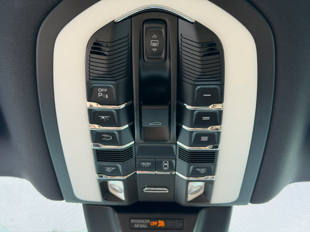 Used 2022 Porsche Macan S AWD/4WD image 18