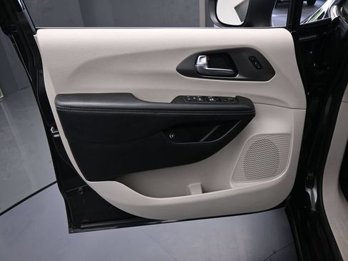 Used 2023 Chrysler Pacifica Touring-L FWD image 12