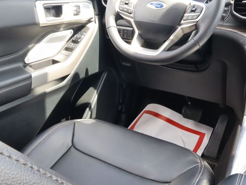 Used 2024 Ford Explorer Limited w/ Limited Technology Package AWD/4WD image 13