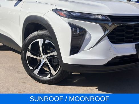 Used 2024 Chevrolet Trax RS w/ Sunroof Package image 2