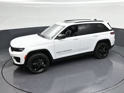 Used 2024 Jeep Grand Cherokee Altitude AWD/4WD image 25